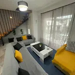 Chara's House דירה *