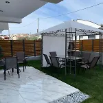 Chara's House דירה *