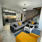 Chara's House דירה