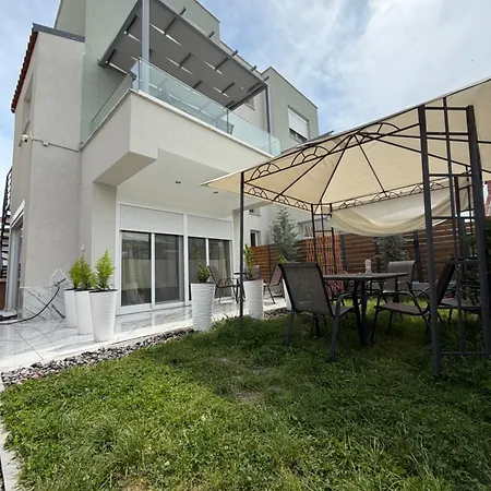 Апартаменты Chara's House