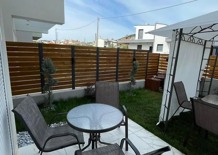 Chara's House Apartament *